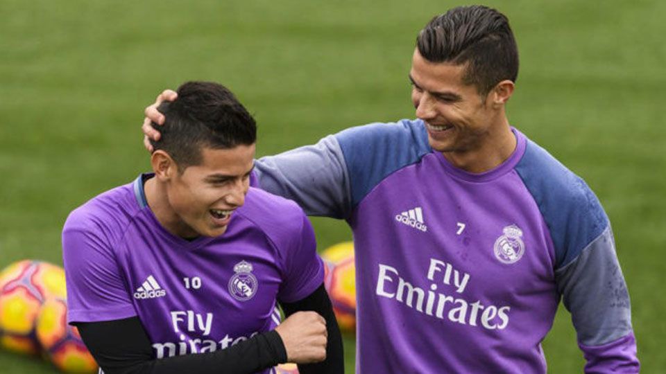James Rodriguez (kiri) tengah becanda dengan Cristiano Ronaldo. Copyright: © Diego G. SoutoMARCA